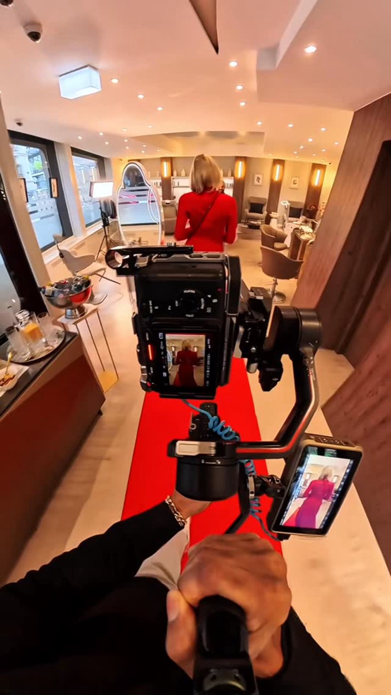 Jeandre Costa au moniteur de caméra sur un tournage