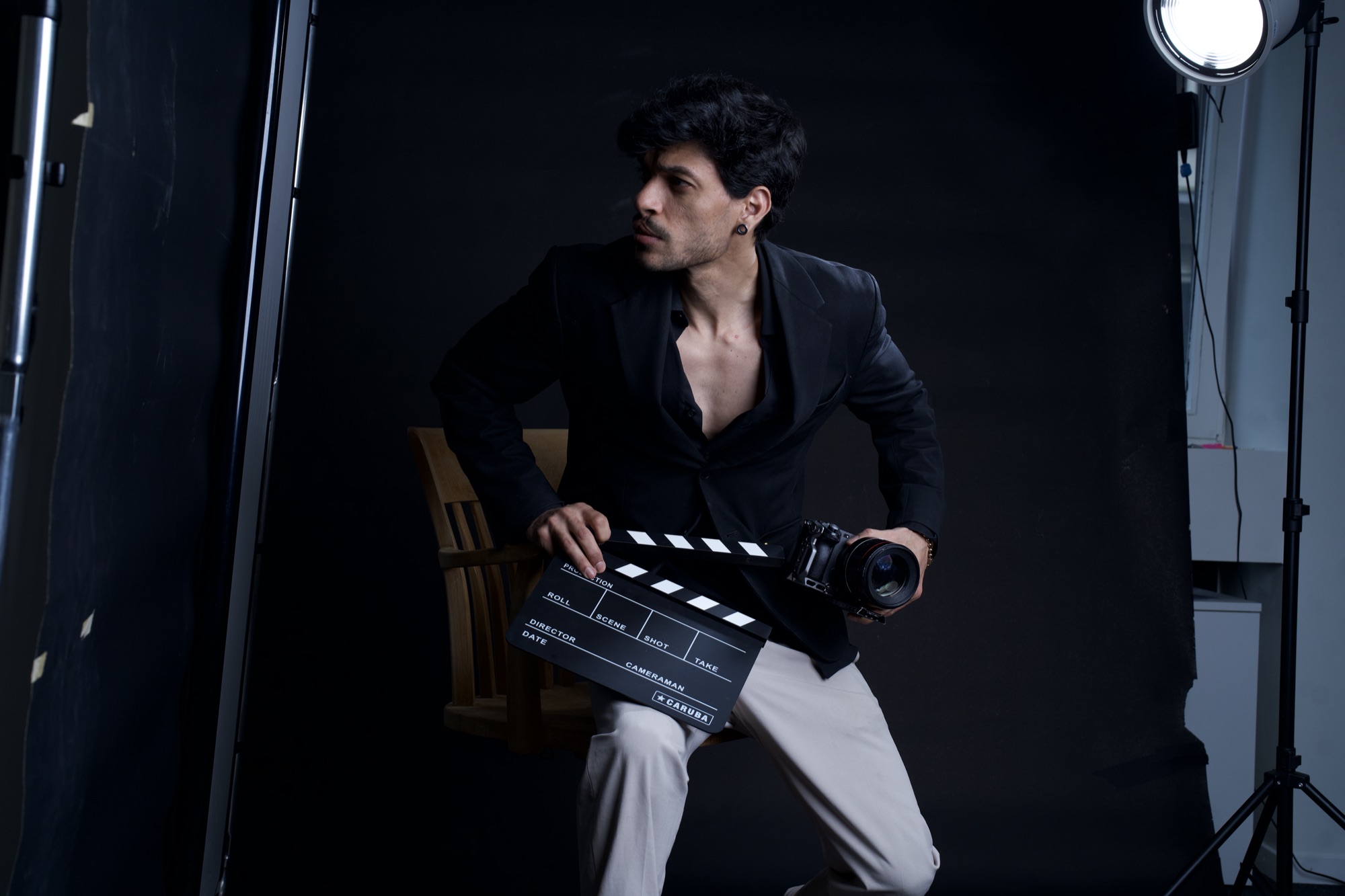 Jeandre Costa en studio, appareil et clap en main